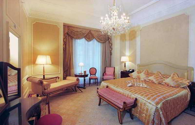 Bentley London Hotel Room photo